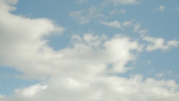 Nubes de lapso de tiempo en la parte superior del cielo por la noche — Vídeos de Stock