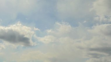 Bulutların üstünde mavi bir gökyüzü şehrin üzerinde yüzen Timelapse