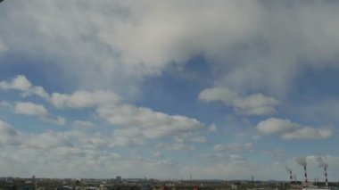 Bulutların üstünde mavi bir gökyüzü şehrin üzerinde yüzen Timelapse