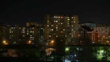 Gece şehir. Yüksek binalar Windows ışığında