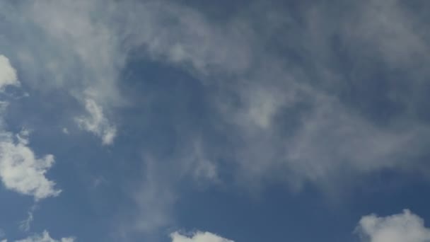 Timelapse nubes flotantes en un cielo azul sobre la ciudad — Vídeos de Stock