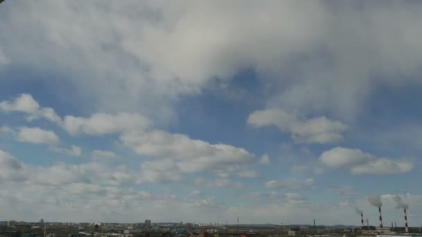 Timelapse nuvens flutuantes em um céu azul sobre a cidade — Vídeo de Stock
