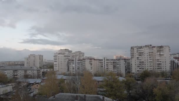 Timelapse nuvens flutuantes em um céu azul sobre a cidade — Vídeo de Stock