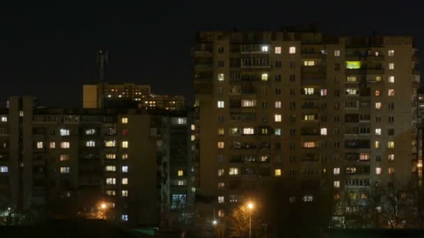 Ciudad nocturna. La luz en las ventanas de los edificios altos — Vídeo de stock