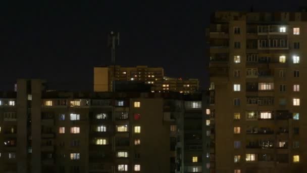 Ciudad nocturna. La luz en las ventanas de los edificios altos — Vídeos de Stock