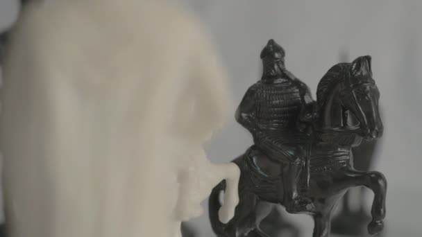 チェスの駒。黒と白の騎士. — ストック動画
