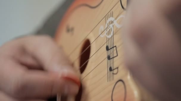 Barn gitarr. Närbild av strängar. — Stockvideo