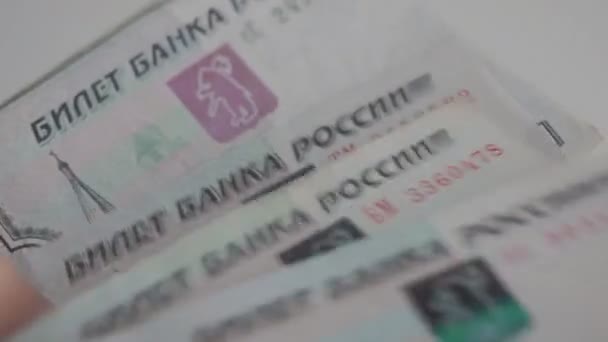 L'argent en Russie. Billets mille roubles. Compter les billets. Fond blanc .