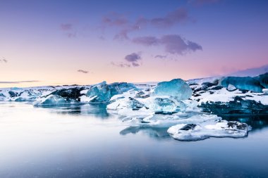 Jokulsarlon buzul Gölde yüzen buzdağı