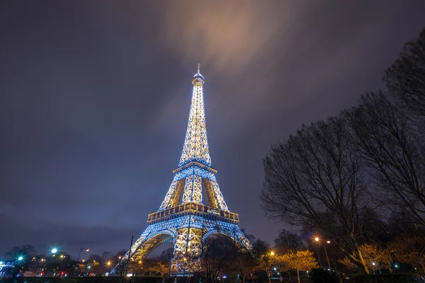 Eiffel Tower brightly illuminated — Stock Photo, Image