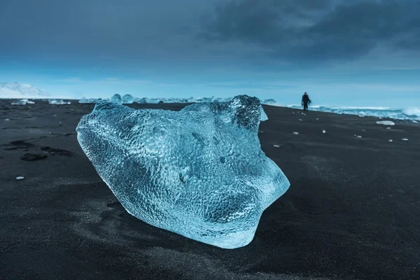 Iceberg na praia preta — Fotografia de Stock