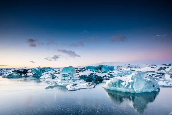 Ijsbergen drijvend in Jokulsarlon gletsjermeer — Stockfoto