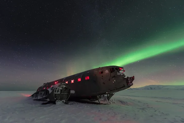 Northern lights over plane wreck — Stock Photo, Image