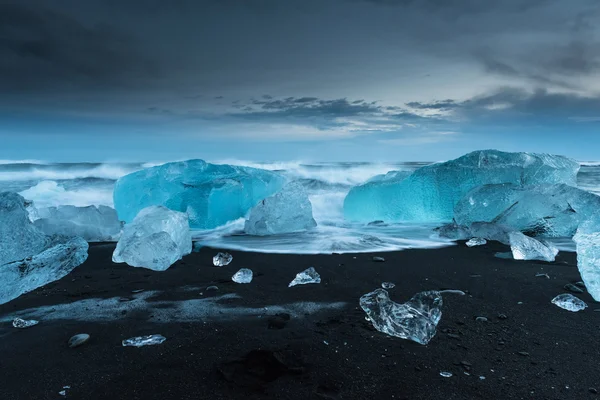 Eisberge am schwarzen Strand — Stockfoto
