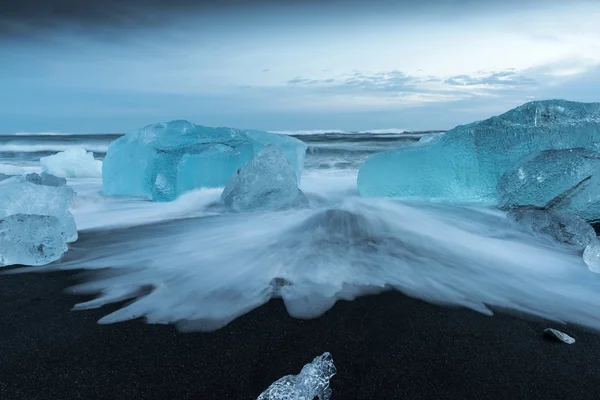 Eisberge am schwarzen Strand — Stockfoto