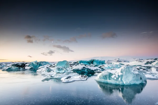 Iceberg galleggianti nel lago ghiacciaio di Jokulsarlon — Foto Stock