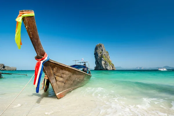 Paysage océanique avec bateau — Photo