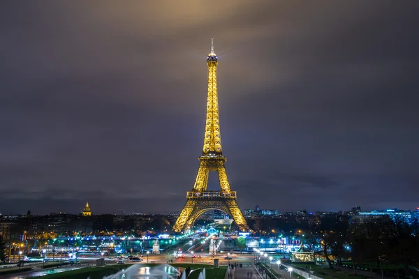 Eiffel Tower brightly illuminated — Stock Photo, Image