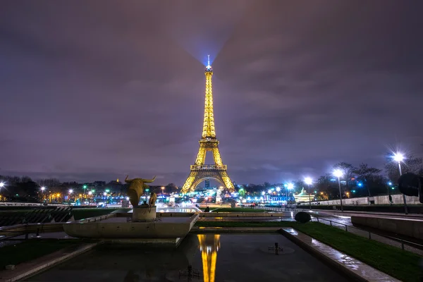 Эйфелева башня ярко освещена — стоковое фото