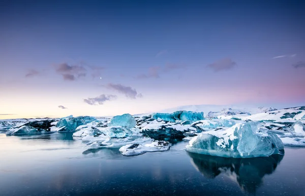 在 Jokulsarlon 冰川湖中漂浮的冰山 — 图库照片