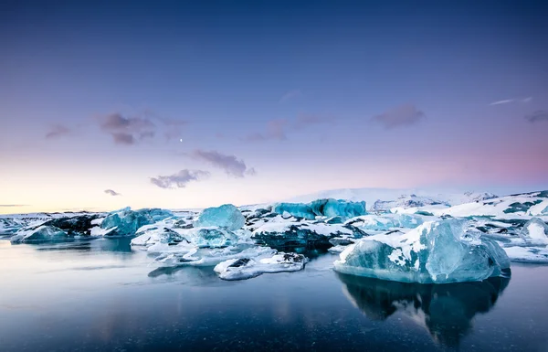 Icebergs flotando en el lago glaciar Jokulsarlon —  Fotos de Stock