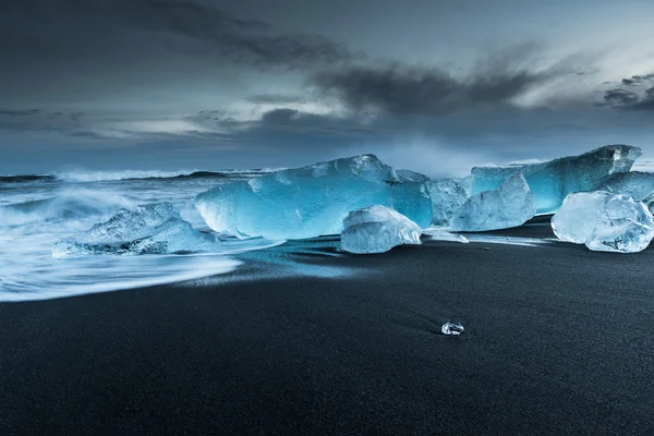 Icebergs en la playa negra — Foto de Stock