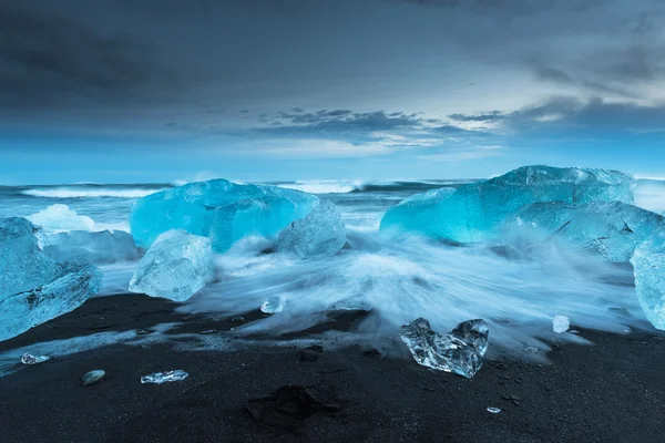 Eisberge am schwarzen Strand — Stockfoto