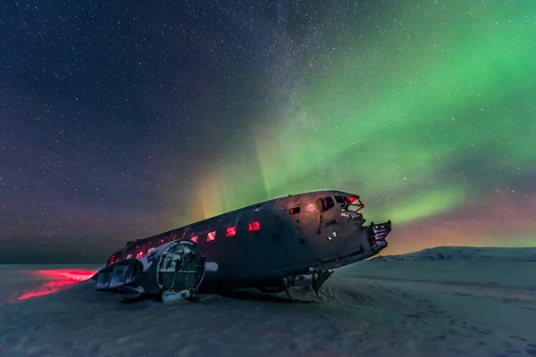 北极光在飞机残骸 — 图库照片