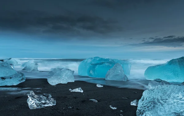 Icebergs na praia preta — Fotografia de Stock