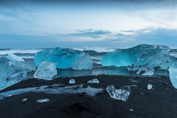 Icebergs na praia preta — Fotografia de Stock