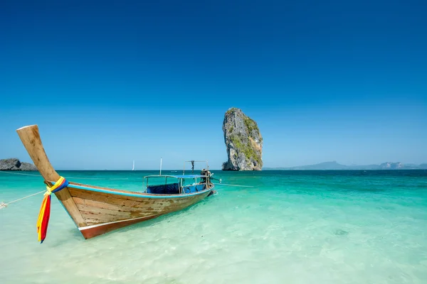 Paysage océanique avec bateau — Photo