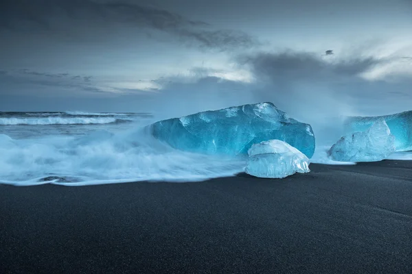 Iceberg sulla spiaggia nera — Foto Stock
