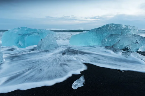 Icebergs на чорному пляжі — стокове фото