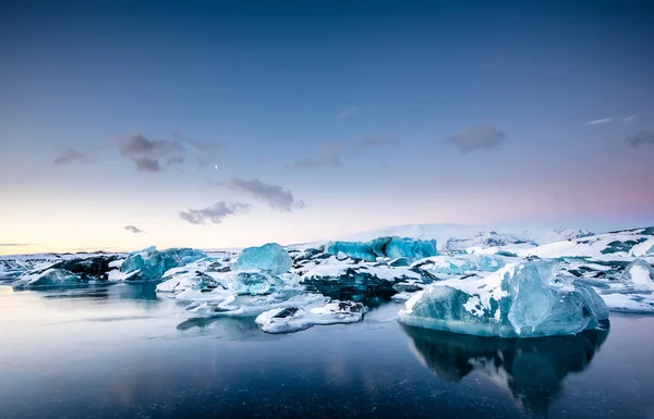 Jokulsarlon gleccser-tó úszó jéghegyek — Stock Fotó