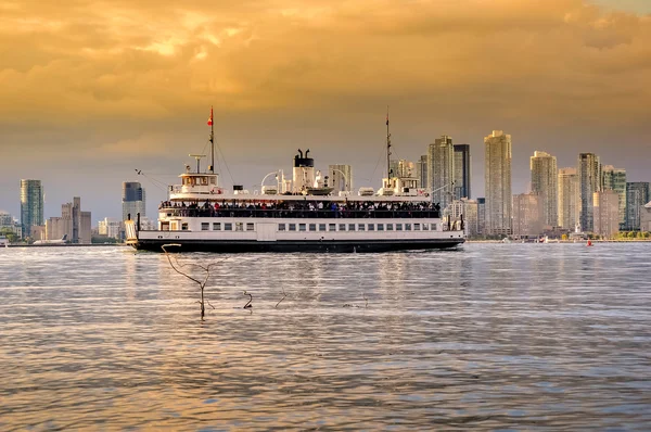 Ship on beautiful Toronto skyline — Stock Photo, Image