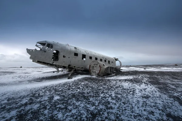 Flugzeugwrack in der Sandwüste — Stockfoto