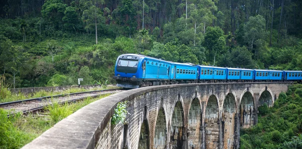 Kereta api melewati sembilan lengkungan — Stok Foto