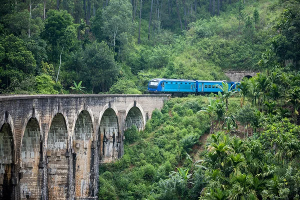 Tren pasando por Nueve Arcos — Foto de Stock