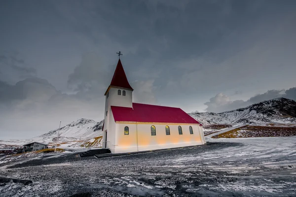 Eski kırmızı ahşap kilise — Stok fotoğraf