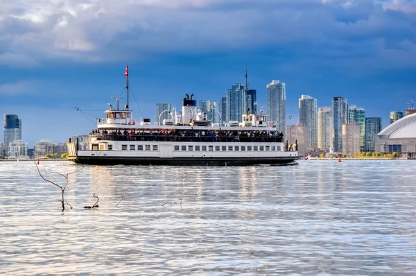 Ship on beautiful Toronto skyline — Stock Photo, Image