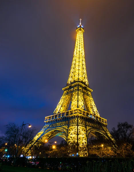 Torre Eiffel brilhantemente iluminada — Fotografia de Stock