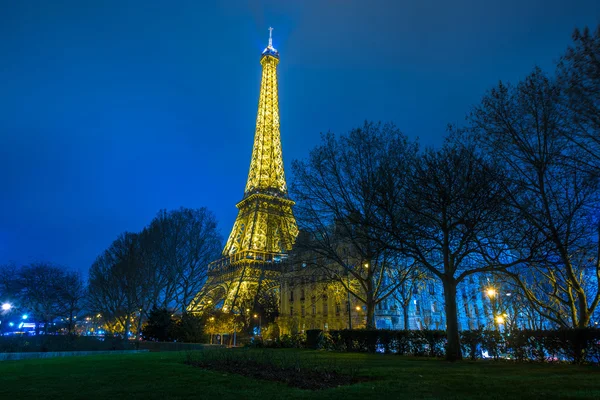 Эйфелева башня ярко освещена — стоковое фото