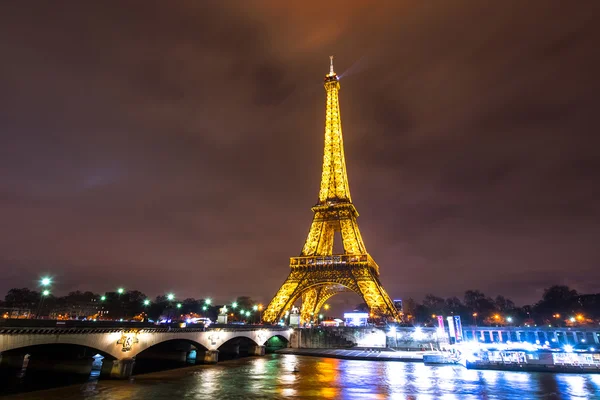Torre Eiffel luminosamente illuminata — Foto Stock
