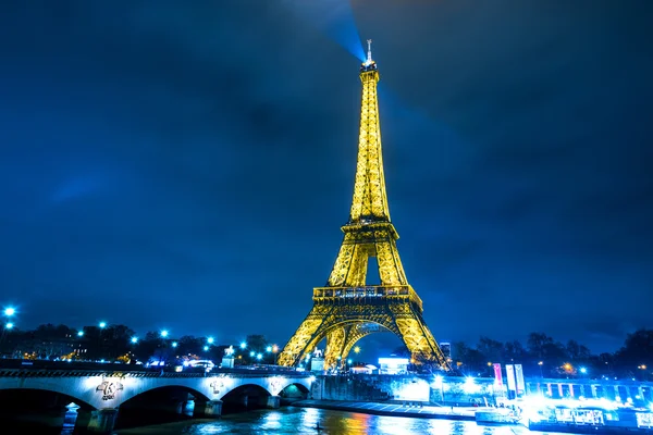 Eiffel Tower brightly illuminated — Stock Photo, Image