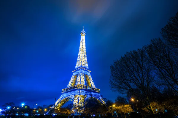 Torre Eiffel brilhantemente iluminada — Fotografia de Stock