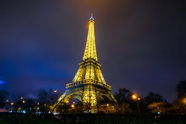 Eiffel Tower brightly illuminated — Stock Photo, Image