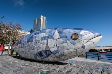 Büyük balık heykel