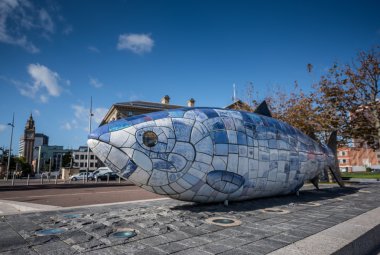 Büyük balık heykel