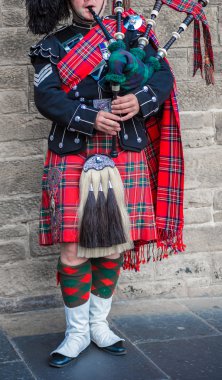 Scottish Bagpiper playing clipart