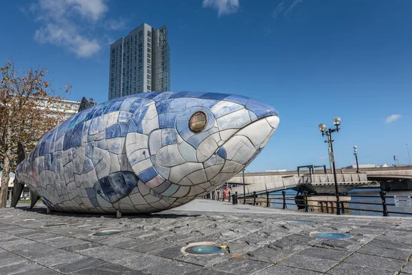 Grande sculpture de poisson — Photo